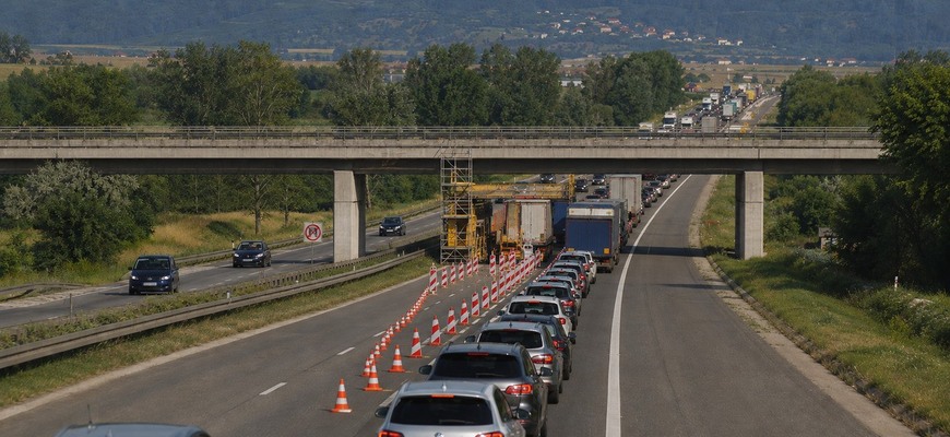 Obmedzenia na D2 pribúdajú: Vodiči hlásia až hodinové kolóny