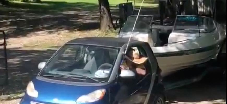 Načo SUV alebo pickup? Američan potiahol čln za Smart ForTwo!