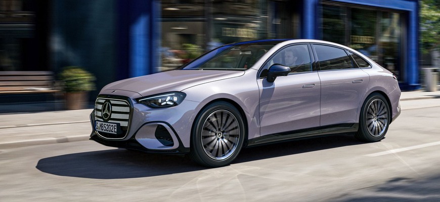 Mercedes zlacňuje elektrickú triedu C. Má menšiu batériu, ale stále dva motory. A poznáme cenu
