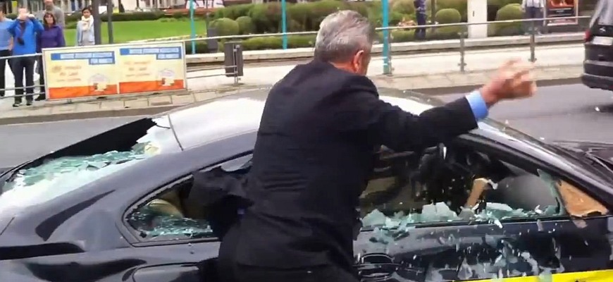 Frustrovaní muži pred výstaviskom IAA vo Frankfurte kladivami ničia BMW M6 E63