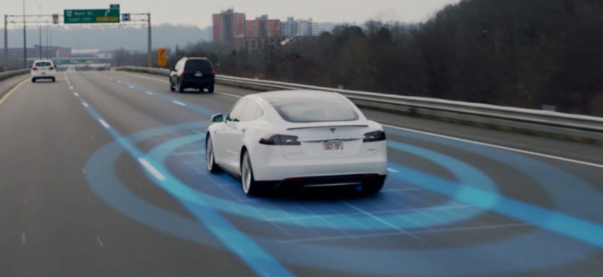 Názov Tesla Autopilot vadí nemeckým úradom