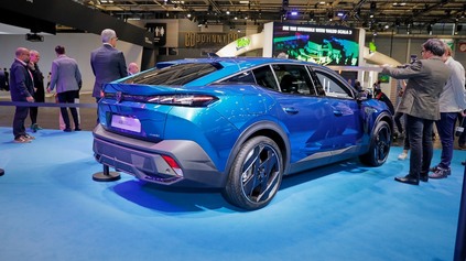 PEUGEOT 408 NAŽIVO V PARÍŽI, CROSSOVER KUPÉ BUDÍ POZORNOSŤ