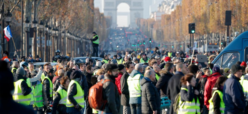 Vo Francúzsku sú neskutočne veľké protesty kvôli drahému benzínu