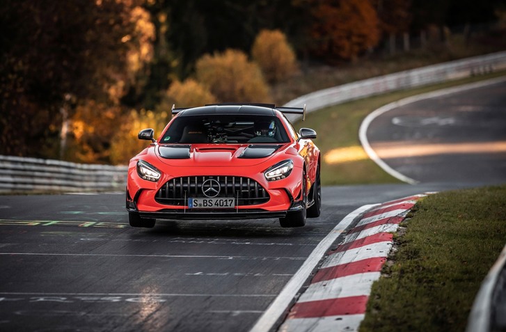 MERCEDES AMG GT BLACK SERIES JE NOVÉ NAJRÝCHLEJŠIE AUTO NÜRBURGRINGU NAPRIEK VEĽKEJ ZIME