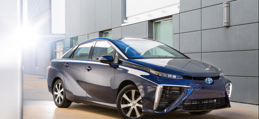 Toyota má sériovú verziu auta na vodík. Prejde do 500 km