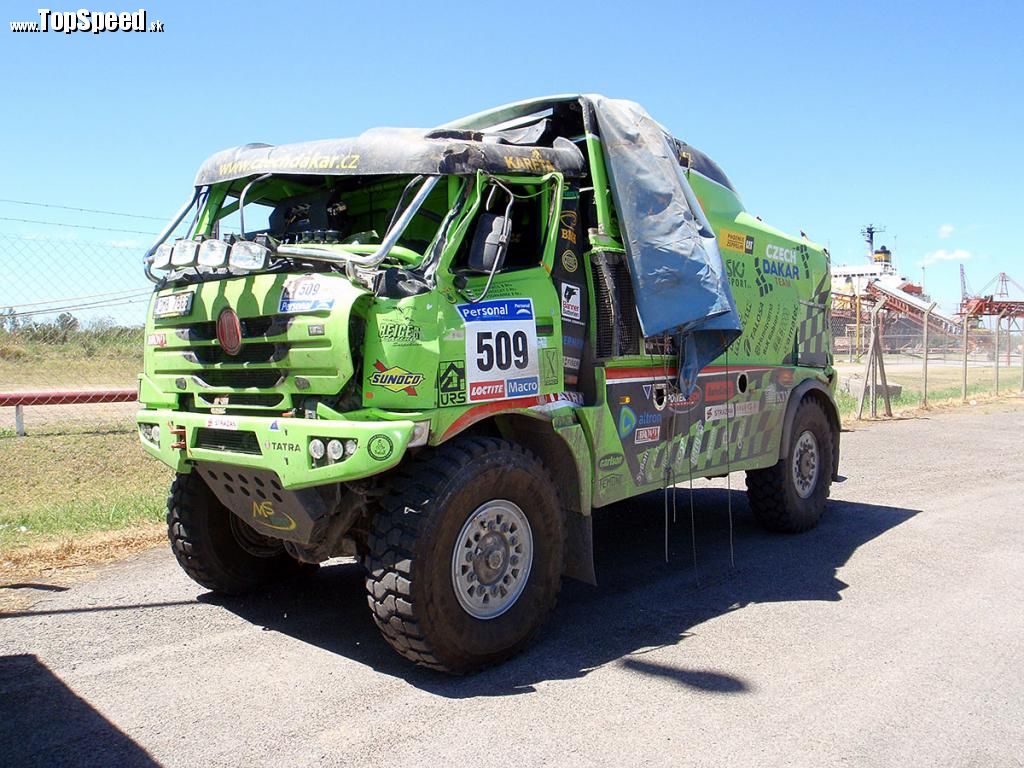 Tatra 815 v prístave po nepríjemnej havárií na Dakare 2011