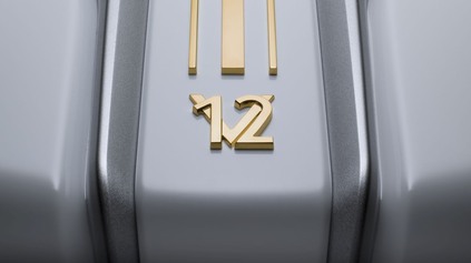 EURO 7? NAŠE MOTORY V12, V8 AJ ŠESŤVALCE NOVÚ NORMU ZVLÁDNU, UBEZPEČUJE ŠÉF VÝVOJA!