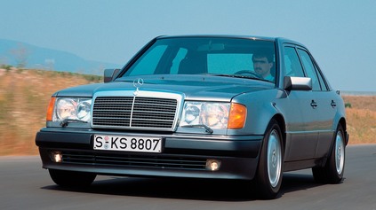 KEĎ PORSCHE POMÁHALO MERCEDESU: MERCEDES-BENZ 500E MÁ 30 ROKOV