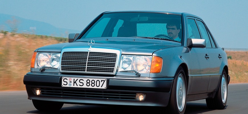 Keď Porsche pomáhalo Mercedesu: Mercedes-Benz 500E má 30 rokov