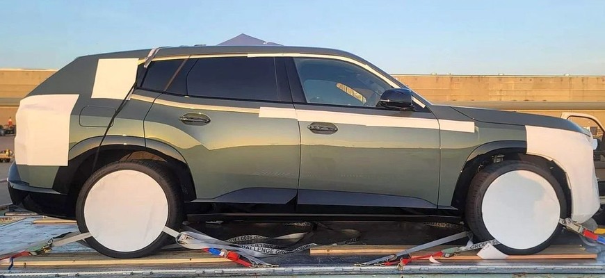 Nové BMW XM nafotené takmer bez maskovania. Aj jeho obrie „nozdry“ môžu strašiť deti