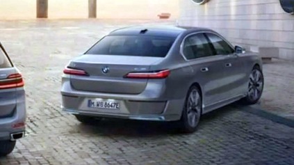 BUDÚ PRE VÁS ZADNÉ PARTIE NOVEJ LIMUZÍNY BMW I7 V POROVNANÍ S PREDKOM PRIJATEĽNEJŠIE?