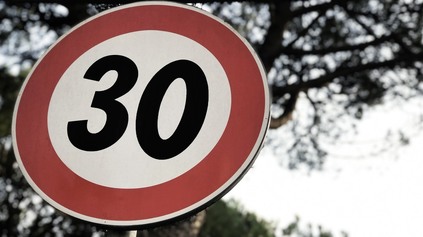 V OBCI MAXIMÁLKA 30 KM/H! SLOVÁKOM CHCÚ OBMEDZIŤ RÝCHLOSŤ VO VEĽKOM MESTE