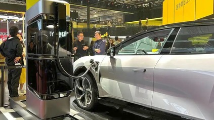 LOTUS CHYSTÁ NABÍJANIE ZATIAĽ NEVÍDANÝM VÝKONOM, ROBOTICKÁ NABÍJAČKA MÁ ZVLÁDNUŤ 500 KW