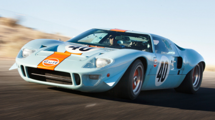 Ford GT40 v Gulf farbách sa vrátil na trať