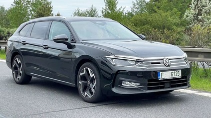 NOVÁ ŠKODA SUPERB ALEBO NOVÝ PASSAT? V ČR SA PODARILO NAFOTIŤ PROTOTYP SKORO BEZ MASKOVANIA