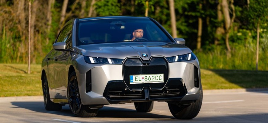 Test BMW iX xDrive60: jazda ako na obláčiku?
