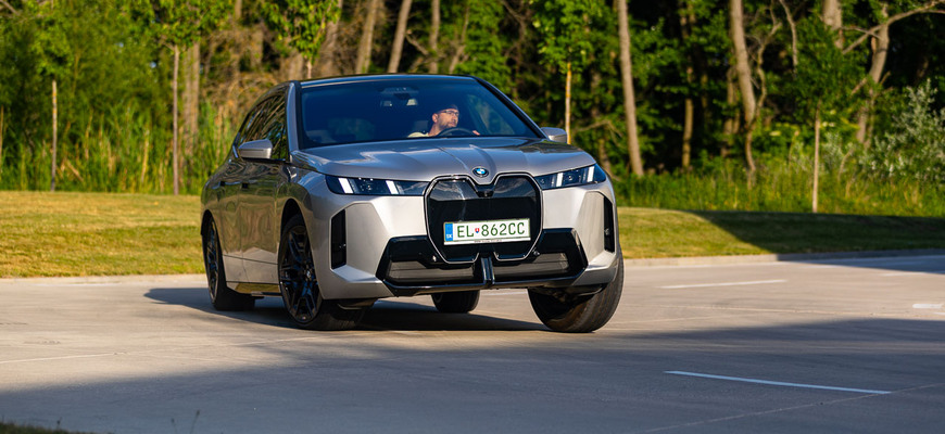Test BMW iX xDrive60: jazda ako na obláčiku?