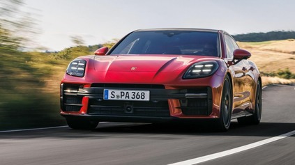 PORSCHE ŠPONUJE VÝKONY PANAMERY. NOVÉMU HYBRIDU TURBO S I GTS NADEĽUJE OSEMVALCOVÉ MOTORY