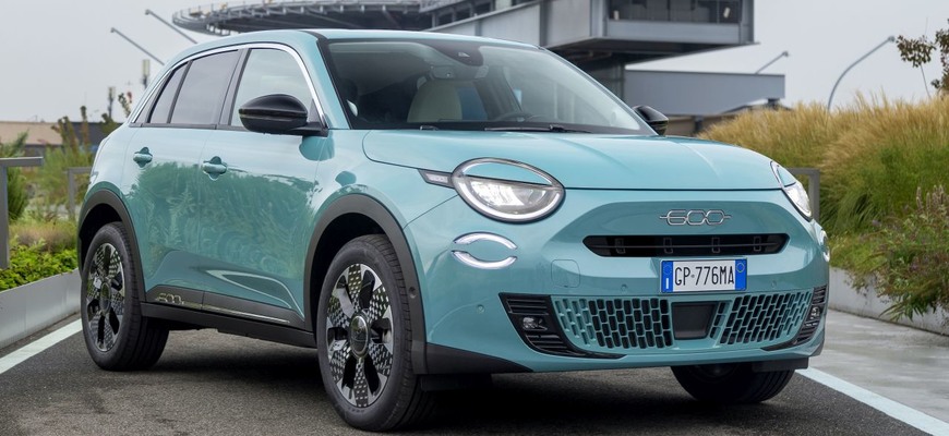 Nechcete novú 600e na batérie? Nový Fiat 600 Hybrid s benzín-elektrickým pohonom je riešením