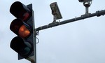 Pokuty za červenú rieši známa mobilná navigácia. Oproti radarom vodičom neberie žiadne peniaze