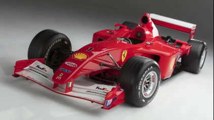 Schumacherove Ferrari F2001 predali za 7,5 milióna dolárov