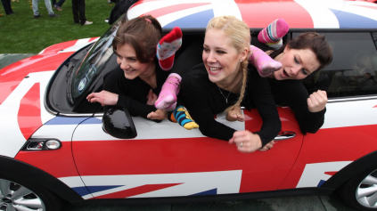 DOBRÝCH DIEVČAT SA DO MINI STÁLE VEĽA ZMESTÍ