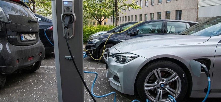 Umelé zvýhodňovanie elektromobilov v Nórsku postupne skončí. Je to návrat do reality?