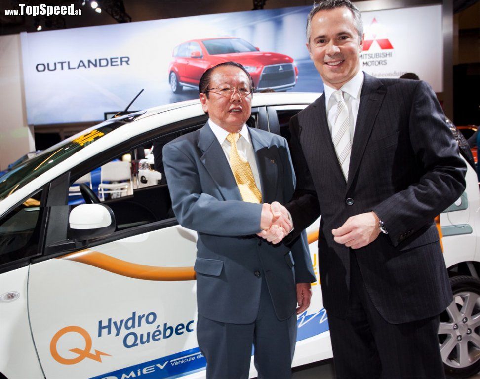 Na fotografií je zprava prezident a CEO spoločnosti Hydro-Québec pán Thierry Vandal, zľava prezident a CEO spoločnosti Mitsubishi Motor Sales of Canada Inc. (MMSCAN) pán Kogi Soga.