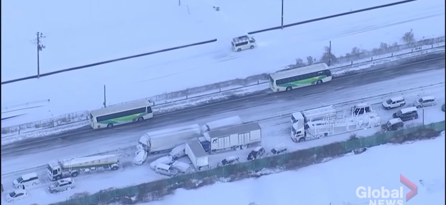 Snehová búrka spôsobila nehodu 130 vozidiel, jeden vodič neprežil