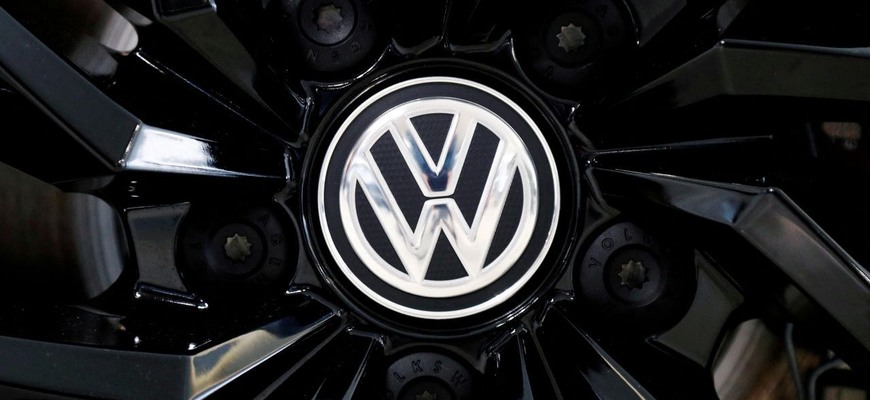 VW na domácom trhu zvyšuje ceny za autá so spaľovacím motorom. Predajcovia sa búria