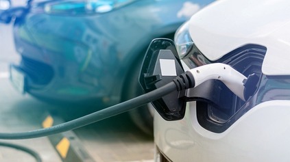 SLOVÁCI MAJÚ NA ELEKTROMOBILY REKORDNÉ NÁROKY, V PRIPRAVENOSTI SME CHVOST