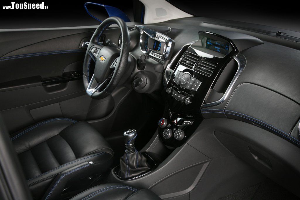 Chevrolet Aveo RS má skutočne šmrncovný interiér, najmä digitálne ukazovatele sú veľmi zaujímavé