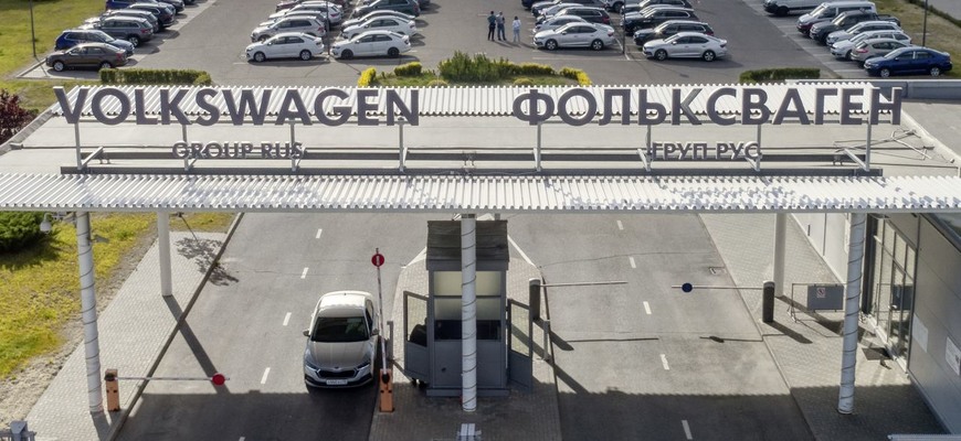 Rusi po súdnej žalobe zabavili majetok Volkswagenu v Rusku. A navyše žiadajú mastnú pokutu