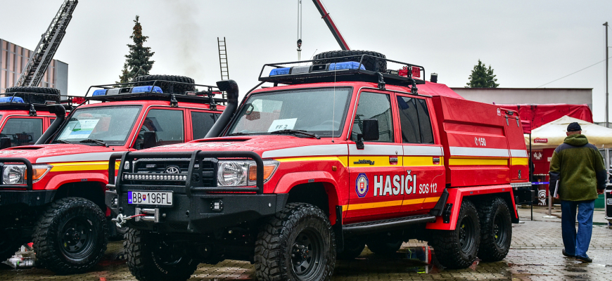 Toyota Land Cruiser 6x6 je špeciál určený pre slovenských hasičov
