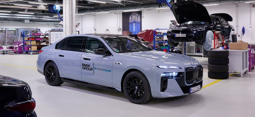 BMW i7 dostalo ako prvý testovací model značky batériu s pevným elektrolytom