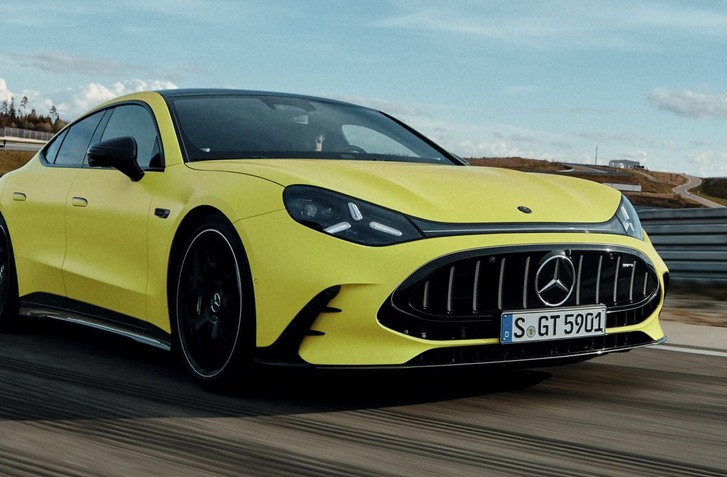 NOVÝ MERCEDES-AMG GT OHROMUJE VÝKONMI A ABSURDNOU DYNAMIKOU, STOVKU ZVLÁDNE ZA 2,4 SEKUNDY