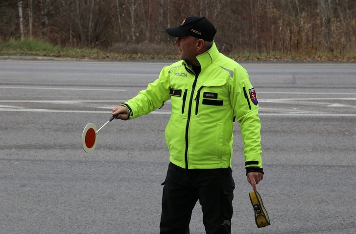 POSILNILI DOPRAVNÉ KONTROLY NA SLOVENSKÝCH DIAĽNICIACH, POLICAJTI CIELIA NA NASLEDOVNÉ ÚSEKY