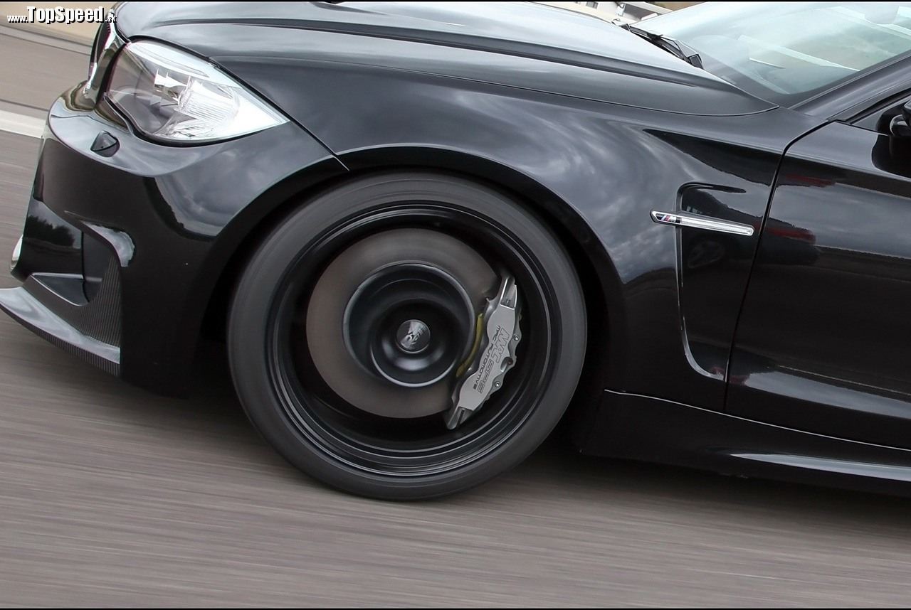 Za kolesami jasne vidieť nový brzdový systém, ktorý dokáže zastaviť aj BMW 1M Coupe s výkonom navyše.
