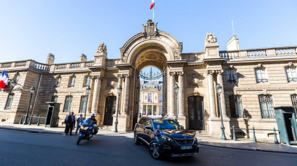 Francúzsky prezident Macron dostal nové auto. Prekvapivo SUV