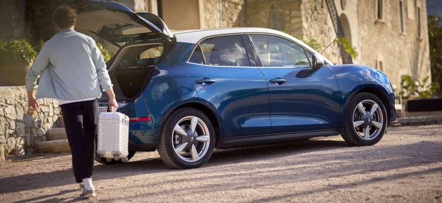 ADAC hlási vážnu chybu čínskeho elektromobilu pri nabíjaní. Výrobca bezpečnostné riziko odbil