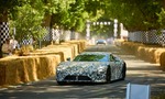 Lexus vytiahol tromf až na poslednú chvíľu. Nový LFA Concept nečakane vyrazil na trať v Goodwoode