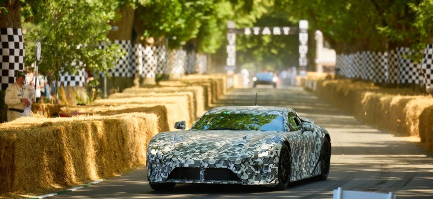 Lexus vytiahol tromf až na poslednú chvíľu. Nový LFA Concept nečakane vyrazil na trať v Goodwoode