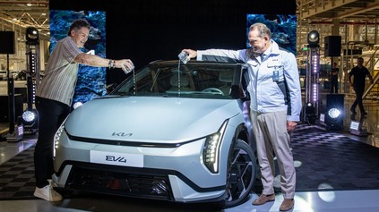 VÝROBA NOVINKY KIA EV4 NA SLOVENSKU SPUSTENÁ. KRSTILA JU ZNÁMA HOKEJOVÁ LEGENDA