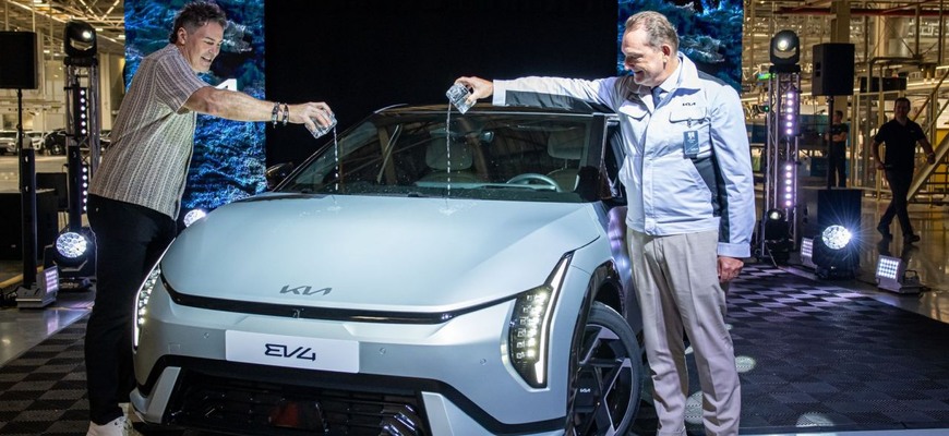 Výroba novinky Kia EV4 na Slovensku spustená. Krstila ju známa hokejová legenda