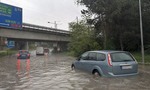 Búrka v Bratislave zaplavila viaceré cesty. Aká bude piatková špička?