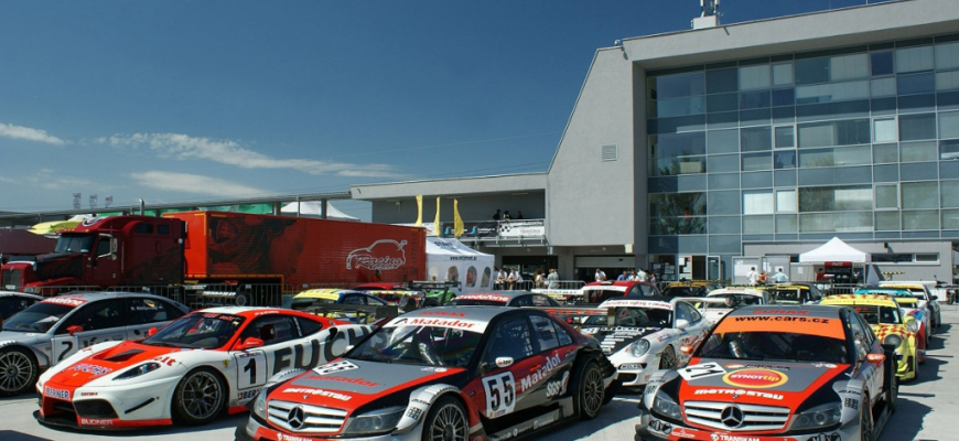 FOTO: Zákulisie Veľkej ceny Slovenskej republiky a FIA GT3 na Slovakia Ringu