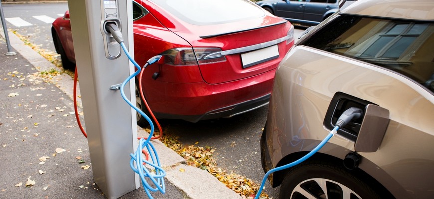 Do hodnotenia elektromobilov sa budú započítavať aj straty pri nabíjaní. Tlačí na to aj ADAC