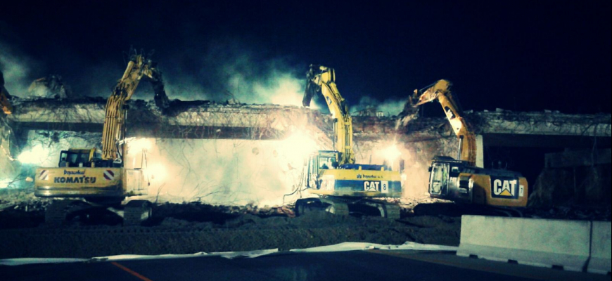 Pozrite si ako prebiehala demolácia mosta ponad D1