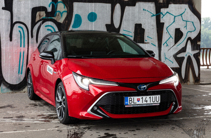 TEST TOYOTA COROLLA 1,8 HYBRID HATCHBACK: KRÁĽOVNÁ ZÁPCH?