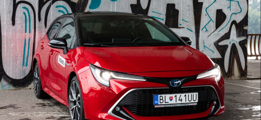 Test Toyota Corolla 1,8 hybrid hatchback: Kráľovná zápch?